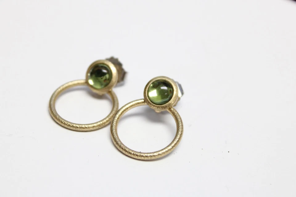 Золотистые серьги-стукеры с зеленым камнем Lia Sophia - Изображение 2 из 4