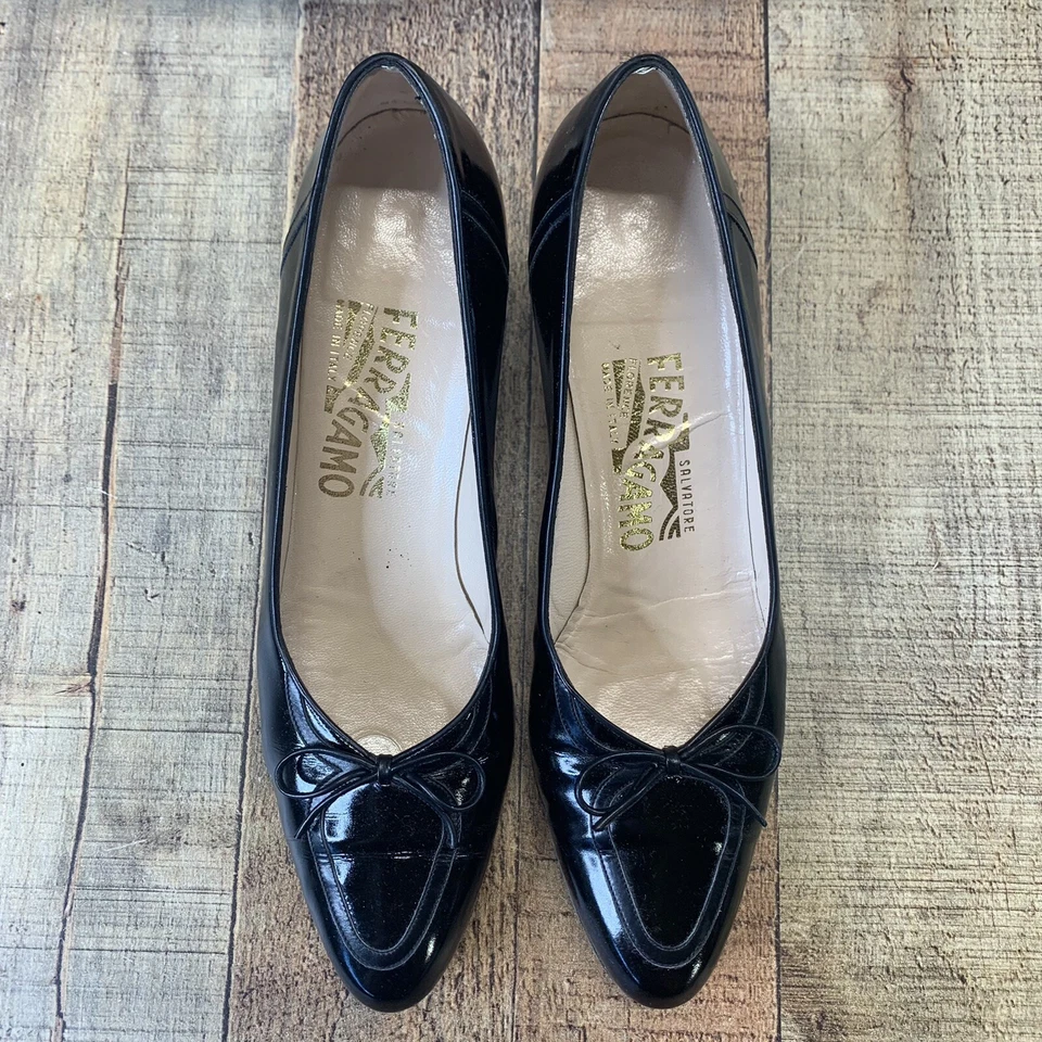 Bomba Salvatore Ferragamo de colección charol negro con arco pequeño talla 8,5 AAAA ESTRECHA Foto 2 de 4