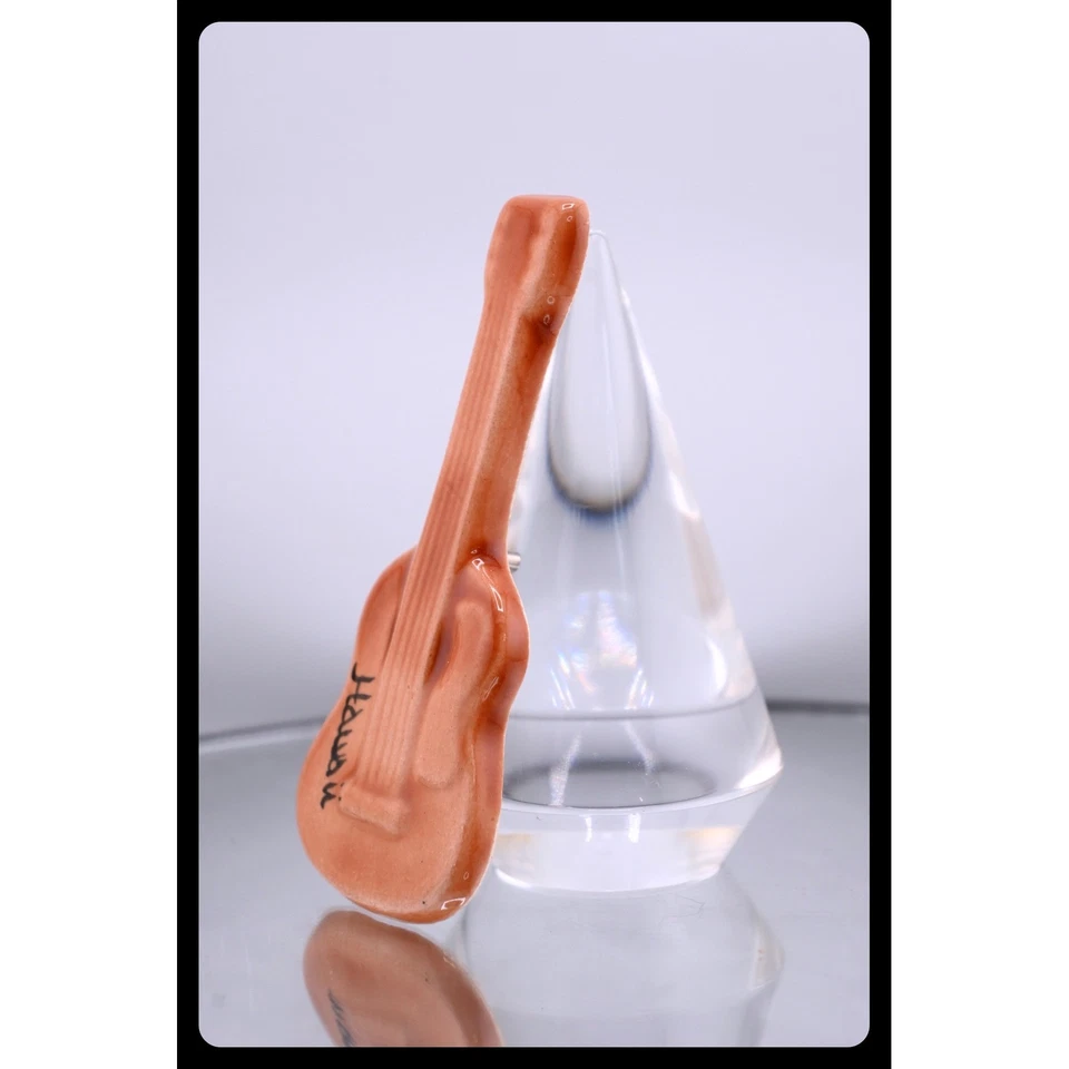 Broche de guitarra de cerámica vintage Hawaii prendedor de recuerdo Foto 3 de 4