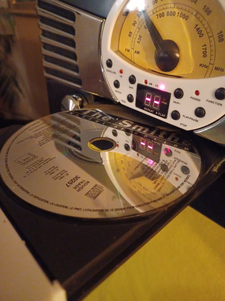 Retro Deco Style AM/FM Stereo, CD/Phono, by Electro Brands - Image 3 of 4