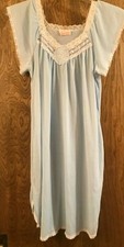 VINTAGE CARRIAGE COURT LIGHT BLUE NIGHT GOWN SLEEPWEAR NIGHTIE LACE, MED 12/14