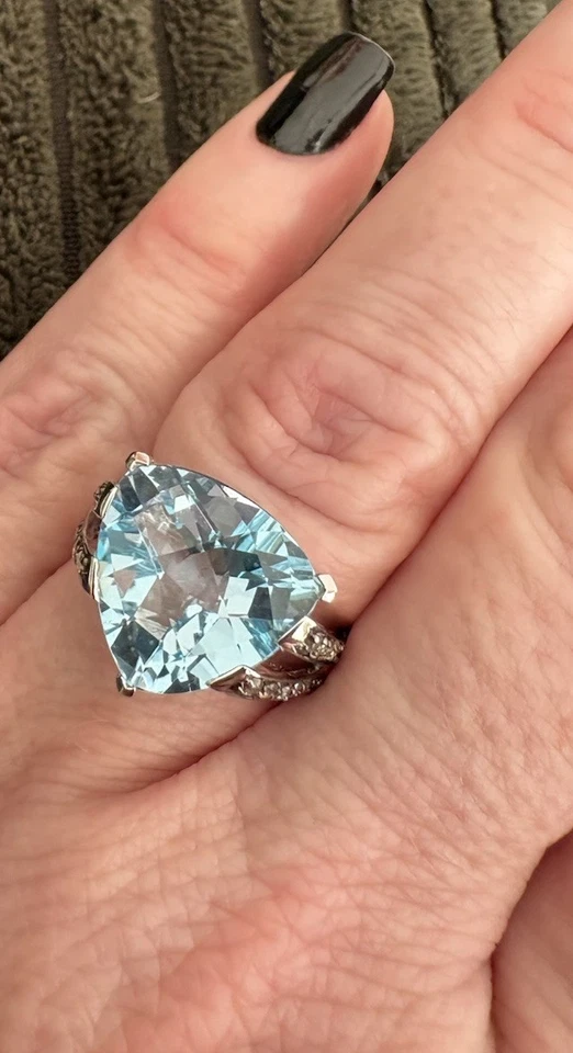 Anillo Le Vian Oro Blanco 14k con Topacio Azul y Diamantes Talla 7 Foto 3 de 4