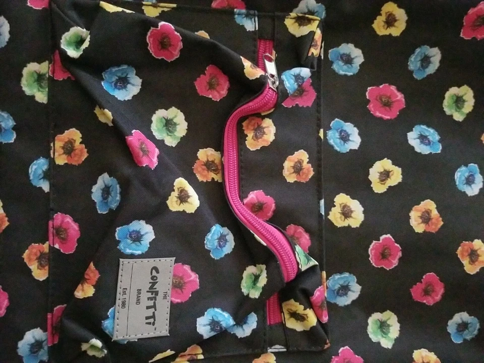 Bolso de fin de semana de viaje escolar marca The Confetti negro patrón de flores multicolor. Foto 3 de 4