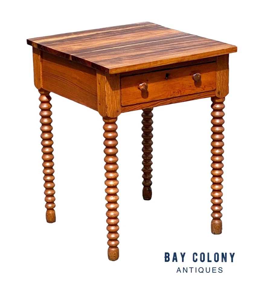 MESA DE TRABALHO ANTIGA ESTILO FEDERAL PINHO AMARELO SUL COM CARRETEL PERNAS VIRADAS - Imagem 3 de 4