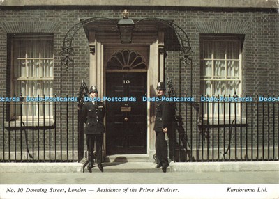 D257219 London Downing Street Residenz des Premierministers Kardorama mit Morgenmantel