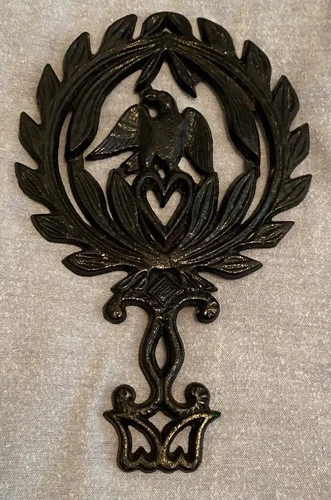 Vintage Griswold Cast Iron Trivet Eagle Heart Wreath 8.5" #1905 Rustic Americana - product listing photo