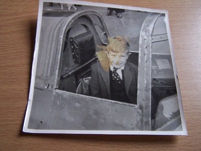 Junge im Flugzeug Cockpit namens Davey Vintage Foto