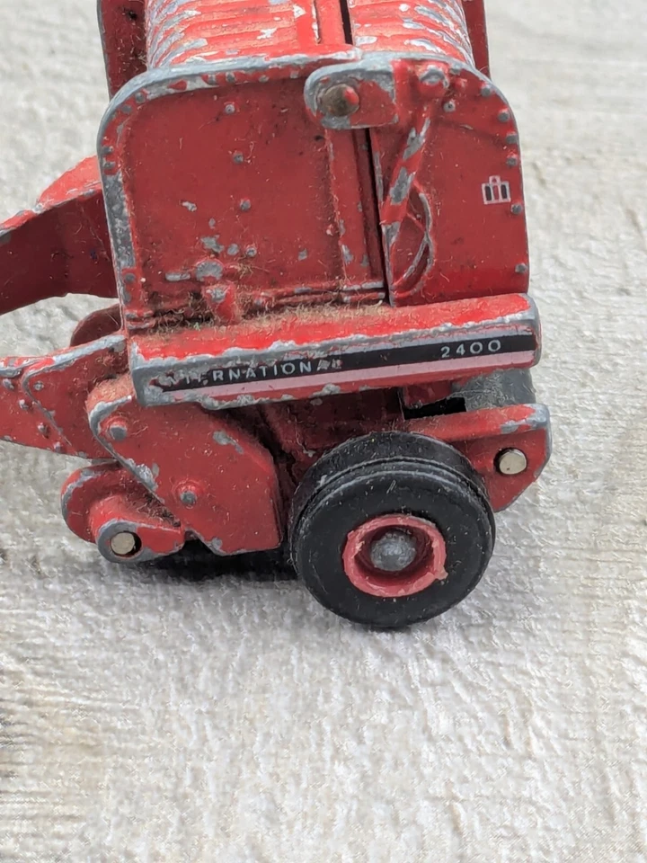 Vintage ERTL 1/64 Scale International 2400 Round hay baler Die Cast Red farm - Image 2 of 4