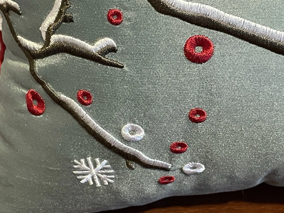 Almohada Perfecta Roja Cardenal Bordada Día Nieve Tela Brillante Almohada 16” Foto 4 de 4