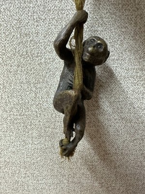 Vintage Messing Kletteraffe Figur am Seil - Tierschmuck Sammlerstück