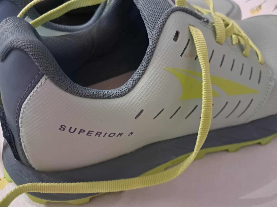 Zapatos deportivos con cordones Altra Superior 5 para mujer talla 10,5 (gris/como nuevos) Foto 3 de 4