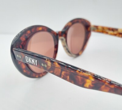 ブローチ DKNY ANAYI(アナイ)｜ロゴモチーフビジューブローチ/シルバー の通販