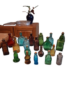 20 bottiglie da farmacia vintage in miniatura la maggior parte con tappi
