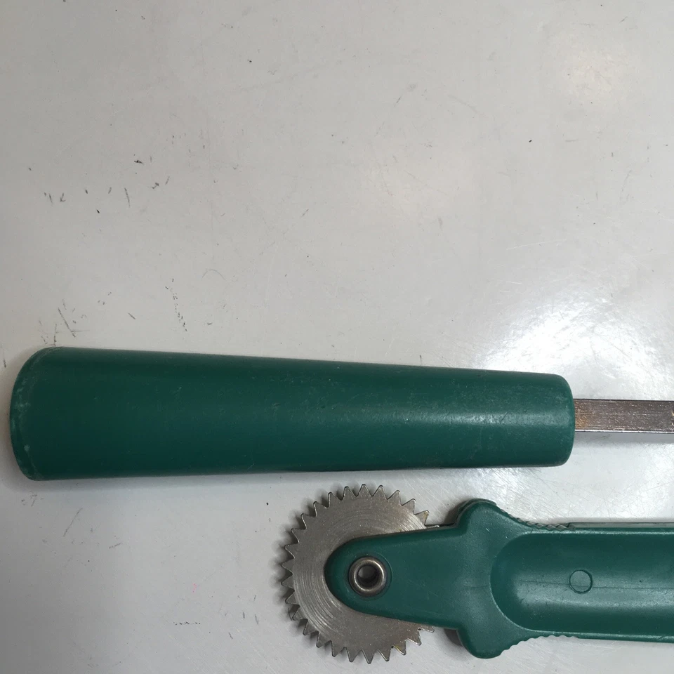 Two Vintage Singer Metal Serrated Tracing Wheel plus 2” Clotilde Sewing Gauge ✂️ - Image 4 of 4