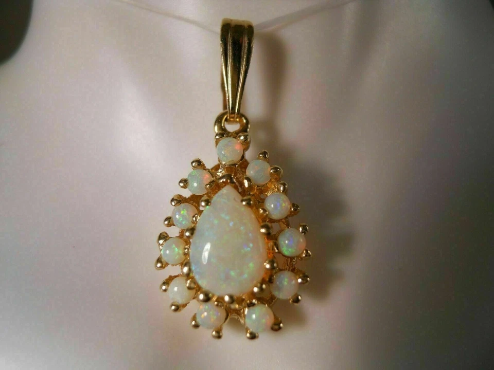 Colgante con acabado de oro amarillo de 14 quilates con forma de gota de ópalo de fuego simulado corte pera de 2,50 quilates Foto 2 de 4