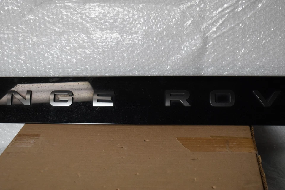 RANGE ROVER SPORT REAR LIFT GATE TRIM 2023-2025 OEM N9X2402A30AE - Image 3 of 4