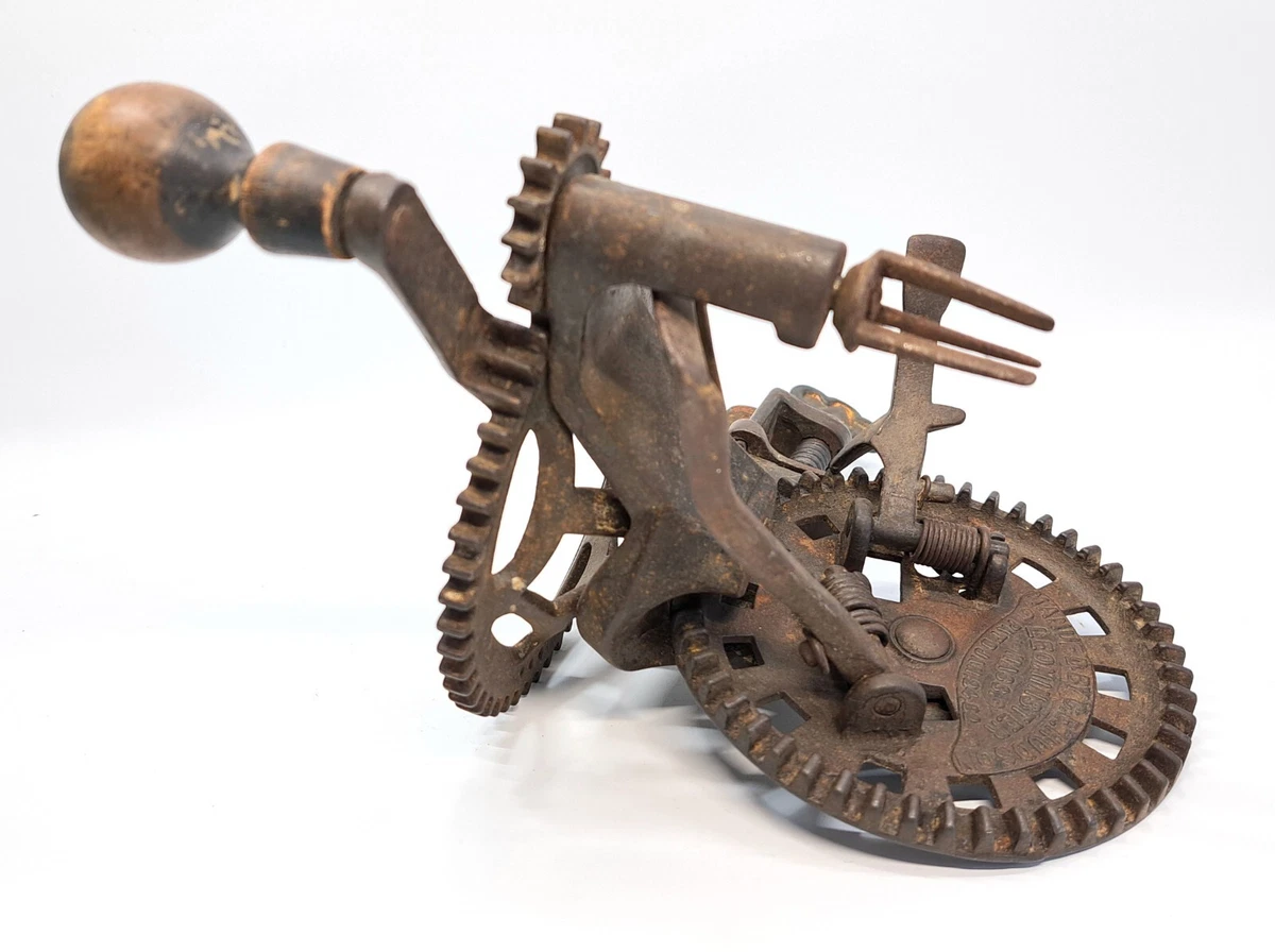 ANCIEN PLUCHEUR MANIVELLE EN FONTE 1882 C E HUDSON LEOMINSTER