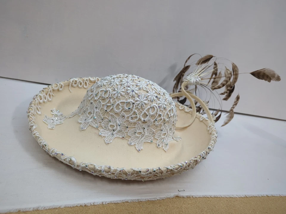 Beige Kentucky Derby Fascinator Crema Sombrero Real Pluma Vacaciones Iglesia Nupcial Foto 2 de 4