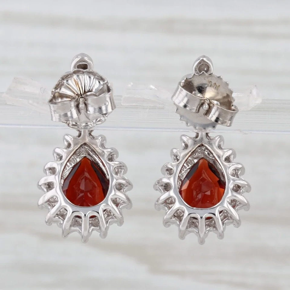 Pendientes colgantes de oro blanco de 14 k con halo de diamantes pera de 3,10 quilates Foto 2 de 4