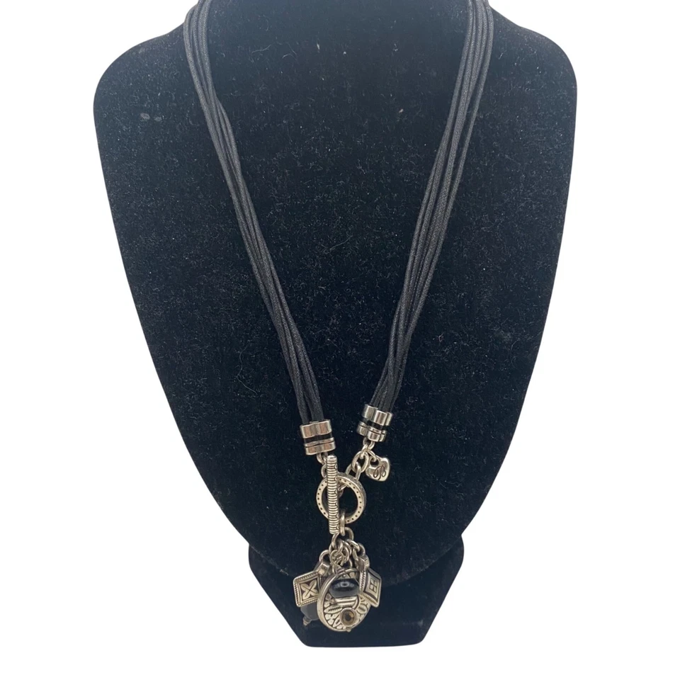 Colar de cordão preto assinado Brighton vários berloques folheados a prata fecho alternado 17" - Imagem 3 de 4