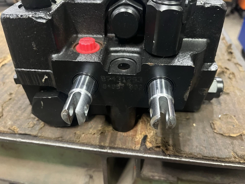 OEM Nueva válvula de control de stock antiguo se adapta a minicargadora Case 60xt 70xt ¡AUTOIVELANTE!! Foto 2 de 4