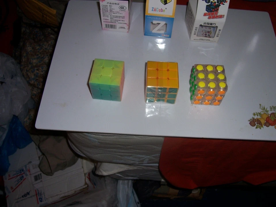 TRES PUZZLES RETORCIDOS CUBO MÁGICO - 3X3X3 - GELATINA, AMARILLO, TRANSPARENTE Foto 2 de 4