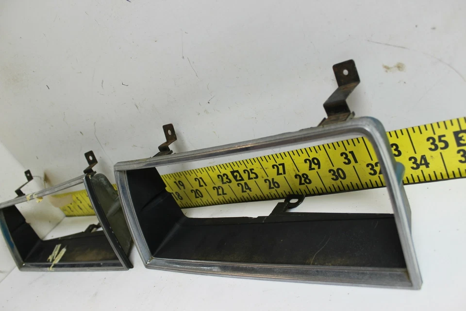 Оригинальный комплект ободков фар GM RH LH 10018225 1982-1984 Pontiac 6000 (SVM62) - Изображение 3 из 4