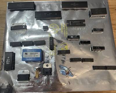 Restposten Vintage Audio & TV Elektronik Bauteile Sammlerstück seltene Halbleiter