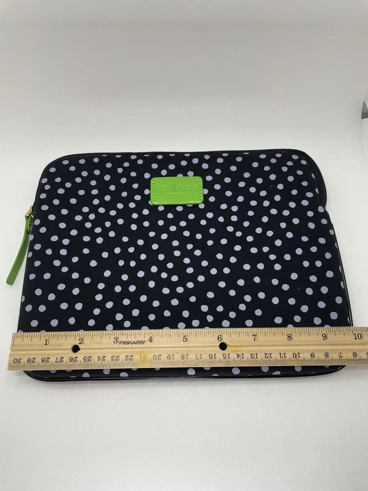 Funda con cremallera para iPad Kate Spade New York negra lunares verde lima Foto 3 de 4