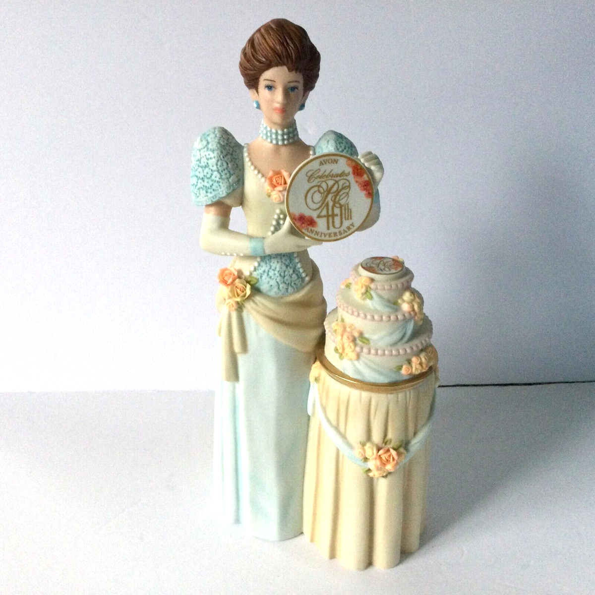【レアMr.E】 プレミアコレクターズマスコット完売品 白バージョン未開封 Avon Mrs. Albee Award Doll Figurine Victorian Woman Porcelain 40th