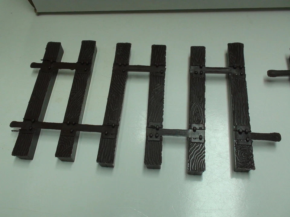 MICRO ENGINEERING #24-206 G-SCALE G-TRAK FLEXIBLE TIE STRIPS 48 PIECES - Image 3 of 4