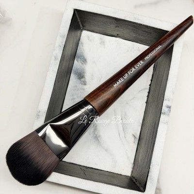 Make Up For Ever #108 Straight Large Foundation Brush New in Sleeve