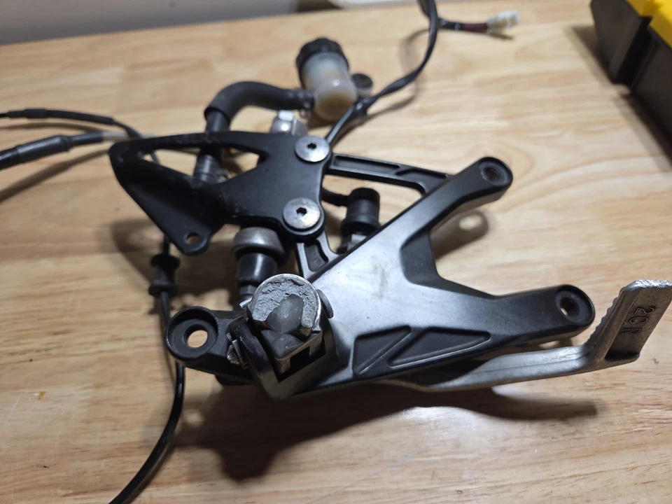 2015-2023 YAMAHA YZF R1 REAR BRAKE CALIPER W/ MOUNT & PADS,REAR SET ASSEMBLY - Image 3 of 4