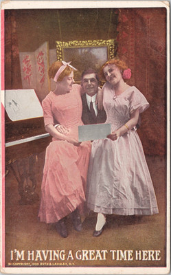 ROMANCE HUMOR POSTCARD-I'M HAVING A GREAT TIME HERE-PIANO-MAN-2 WOMEN-SINGING