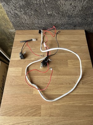 R9 Sport Elektromobil abgesicherte Verkabelung mit Steckern 15A