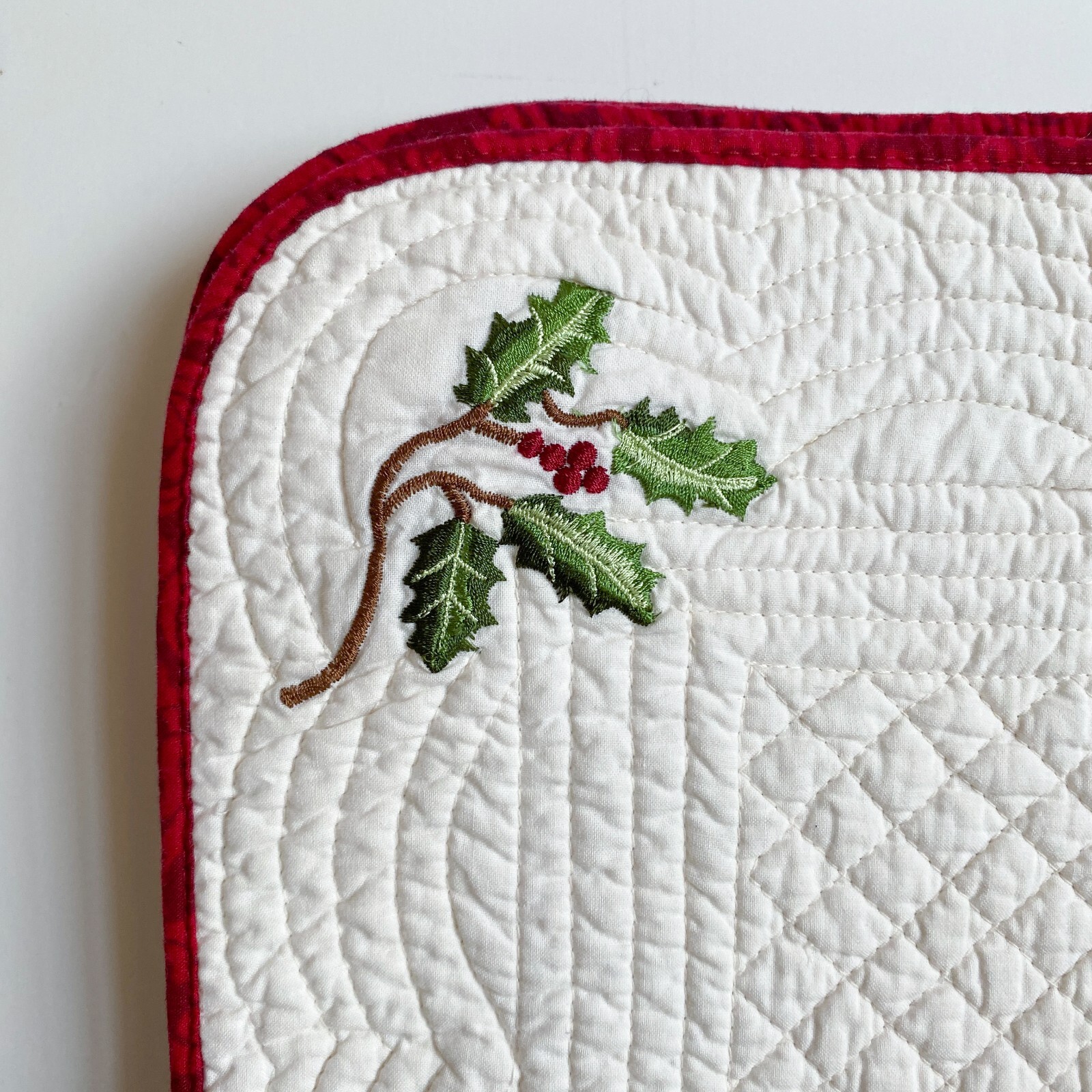 Vtg WILLIAMSBURG Christmas Holiday Placemat Set of 7 Quilted Red Green