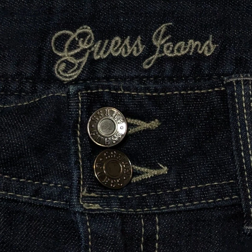 Minifalda microfalda vintage Y2K Guess Jeans tiro bajo para mujer 27 denim oscuro Mallcore Foto 3 de 4