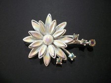 ViNTaGE MeTaL ENaMeL OMBRE PASTEL/AURORA BOREALIS RHINESTONE FLoWeR PiN/BRooCH