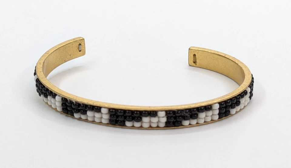 Brazalete Madewell fino tono dorado blanco y negro con incrustaciones de cuentas de semillas de 1/4" de ancho Foto 3 de 4