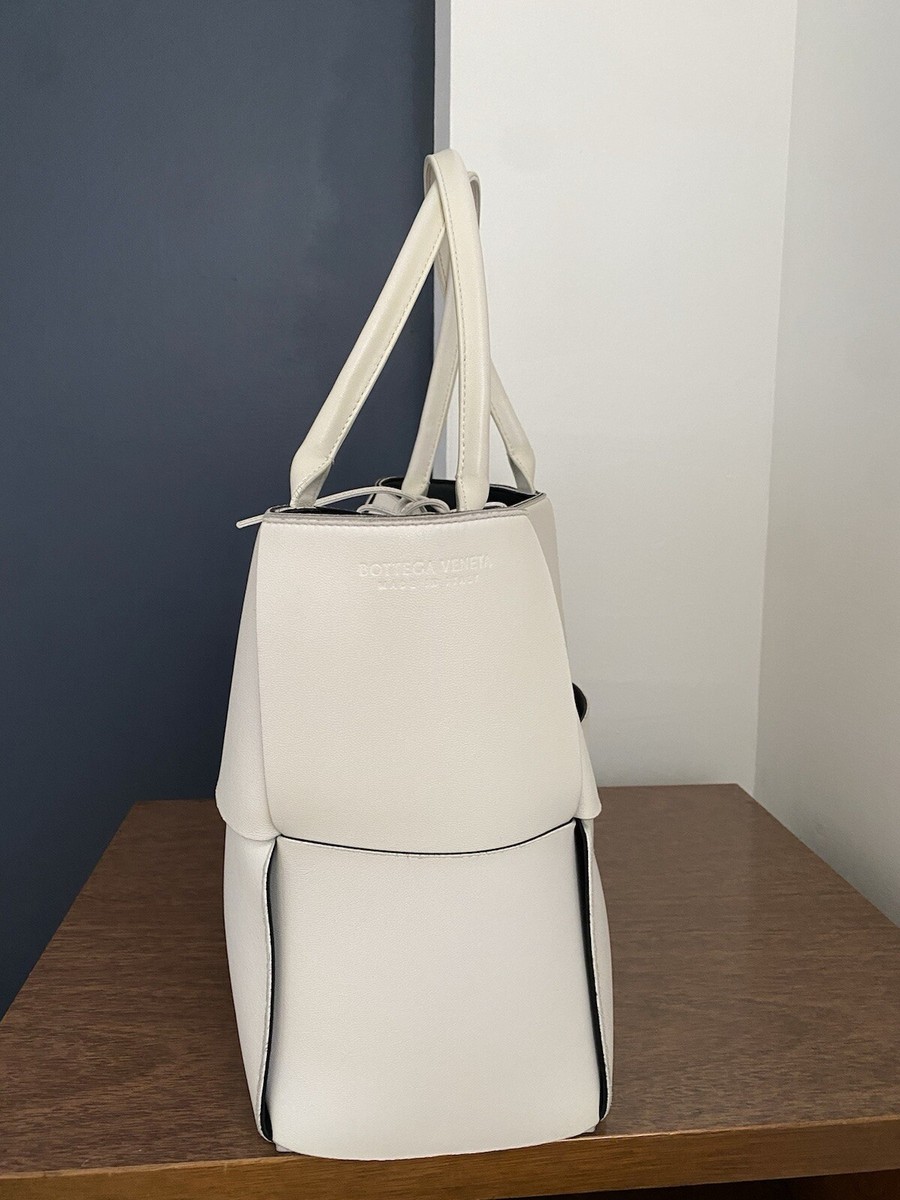 25SS new/BOTTEGA VENETA ノットロックトートバッグ Bag White Bottega Veneta White Medium Arco Tote With Pouch | eBay