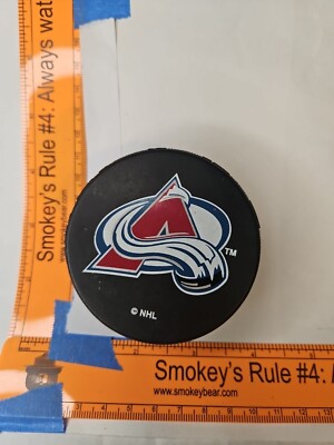 NHL HOCKEY COLORADO AVALANCHE OFFICIAL TEAM LOGO PUCK QTY COOL COLLECTIBLE (BB)