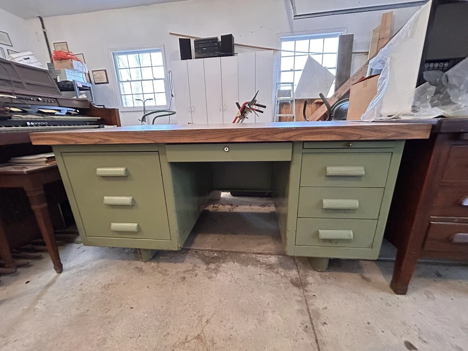 Escritorio cisterna de metal moderno de mediados de siglo con goma y tapa laminada nueva. Mediados de siglo Foto 4 de 4