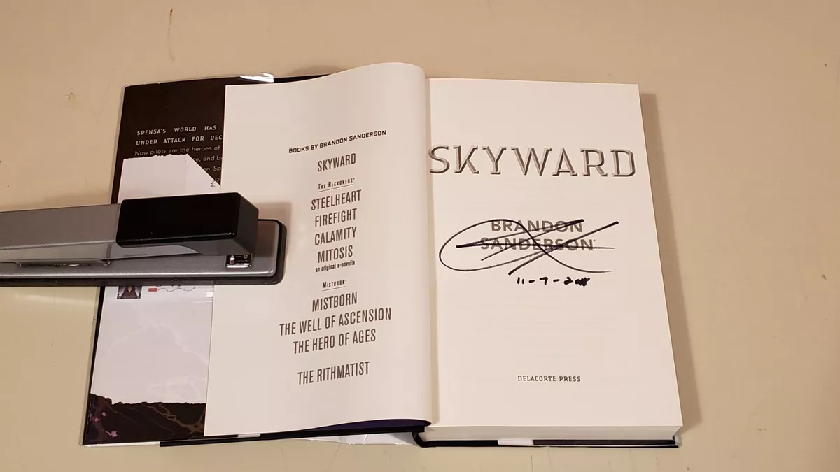  Skyward (The Skyward Series): 9780399555770: Sanderson, Brandon:  Books