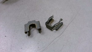 2X Halteklammer Klammer Einspritzventil Ford Fiesta 1.3 Bj 2005 JH1/JD3 2680299