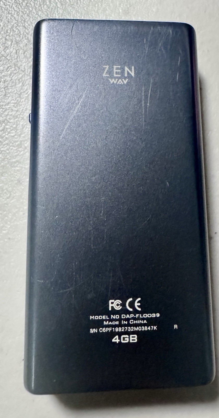 Creative Zen Wav 4GB FM Radio MP3 Med Player Voice Recorder eBook Reader Speaker