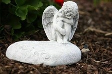 Frostfeste Steinfigur Engel auf Herz sitzend Geliebt und unvergessen Steinguss