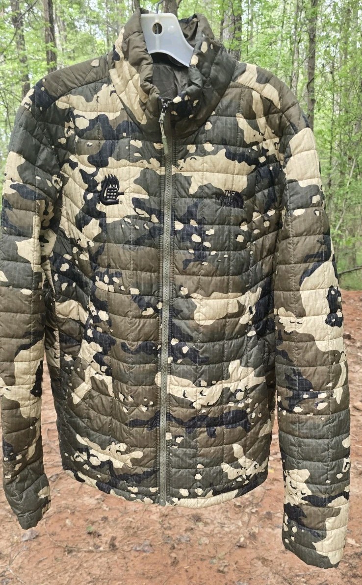 Chaqueta Thermoball The North Face Para Hombre Talla L WoodChip Camuflada Ejército Aislado Trekker