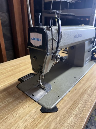 JUKI DDL-5550 Industrial Sewing Machine w/ Table, Motor, Lamp & Thread Stand