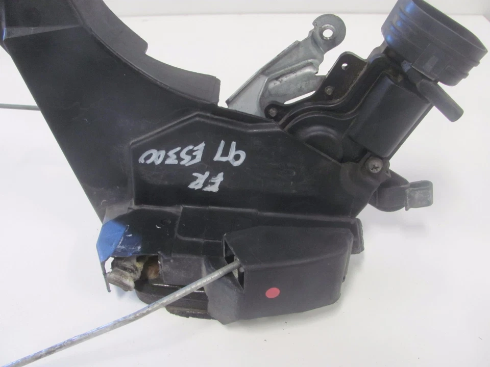 Actuador de cierre de cerradura de puerta de pasajero delantero derecho Lexus ES300 97-01 OEM KM508118 Foto 2 de 4