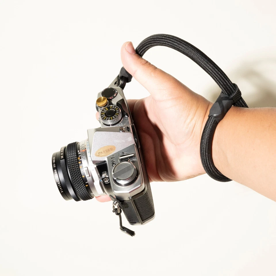 Correa de muñeca de cámara con cuerda ajustable negra - con ancla de diseño de pico - hecha a mano Foto 4 de 4